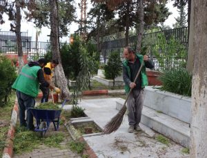 Şanlıurfa’da mezarlıklar Bayrama hazır