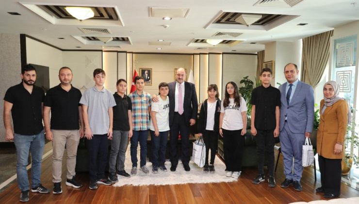 BAŞKAN GÜLPINAR BAŞARILI ÖĞRENCİLERİ KUTLADI