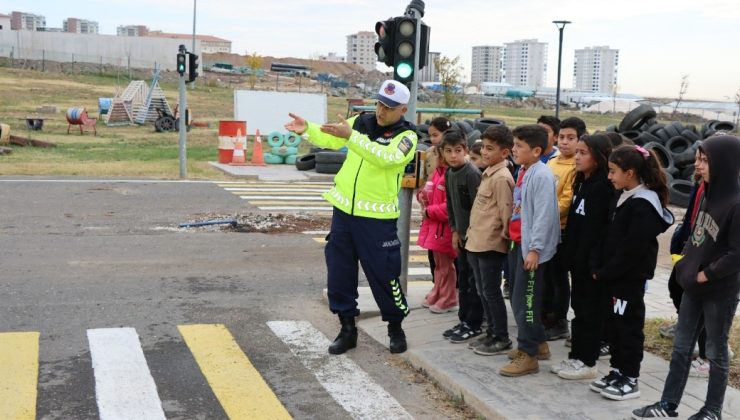 ÇOCUKLAR TRAFİK KURALLARINI TRAFİK EĞİTİM PARKI’NDA EĞLENEREK ÖĞRENDİ