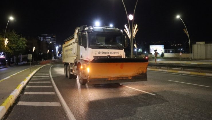 ŞANLIURFA’DA BUZLANMAYA KARŞI TUZLAMA ÇALIŞMASI