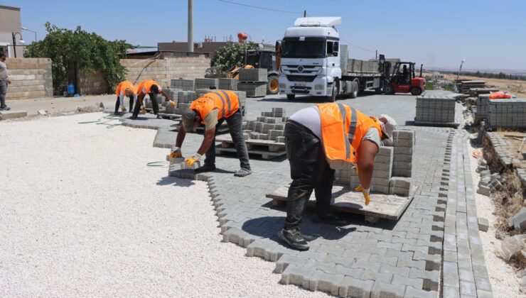 Halfeti’de Yollar Kilitli Parke Taşlarıyla Yenileniyor