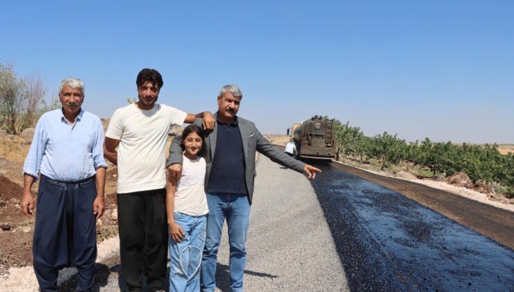 SİVEREK’TE KIRSAL YOLLARDA SATHİ KAPLAMA SEFERBERLİĞİ  BAŞKAN GÜLPINAR’IN TALİMATLARIYLA KIRSAL MAHALLELERİN ULAŞIMI GÜÇLENİYOR  Şanlıurfa Büyükşehir Belediyesi, Başkan Mehmet Kasım Gülpınar’ın kırsal mahallelerde ulaşım konforunun artırılması yönündeki talimatları doğrultusunda yol yapım çalışmalarını aralıksız sürdürüyor.   Bu kapsamda Siverek ilçesine bağlı Sabancı, Keskin, Üründül, Yamaç ve Yağızlar mahallelerini birbirine bağlayan güzergâhta sathi kaplama asfalt çalışması gerçekleştiriliyor.  Büyükşehir Belediyesi ekipleri tarafından yürütülen çalışmalarla, kırsal mahalleler arasındaki ulaşımın daha güvenli ve konforlu hale getirilmesi hedefleniyor. Özellikle tarımsal faaliyetlerin yoğun olduğu bölgede yapılan yol çalışmaları, mahalle sakinlerinin yanı sıra üreticilerin ulaşımını da kolaylaştıracak.  MUHTAR KARAÇALI’DAN BAŞKAN GÜLPINAR’A TEŞEKKÜR  Sabancı Mahalle Muhtarı Hüseyin Karaçalı, mahallelerinde uzun yıllardır beklenen yol çalışmalarının Başkan Mehmet Kasım Gülpınar döneminde yapılmaya başlandığını belirtti. Çalışmalardan duyduğu memnuniyeti dile getiren Muhtar Karaçalı, mahallelerinin yol sorununa çözüm üretildiğini ifade ederek, Başkan Gülpınar’a ve Büyükşehir Belediyesi ekiplerine teşekkür etti.  Mahalle sakinleri de gerçekleştirilen üstyapı çalışmalarından duydukları memnuniyeti dile getirerek, yenilenen yolların bölgedeki ulaşımı önemli ölçüde rahatlatacağını belirtti.  Şanlıurfa Büyükşehir Belediyesi, Başkan Mehmet Kasım Gülpınar’ın kırsal kalkınma ve ulaşım altyapısına verdiği önem doğrultusunda kent genelindeki kırsal mahallelerde yol yapım, bakım ve onarım çalışmalarını sürdürüyor. Büyükşehir Belediyesi ekipleri, “Kırsalda bozuk yol kalmayacak” hedefi doğrultusunda vatandaşların daha güvenli ve konforlu ulaşım sağlaması için çalışmalarına aralıksız devam ediyor.