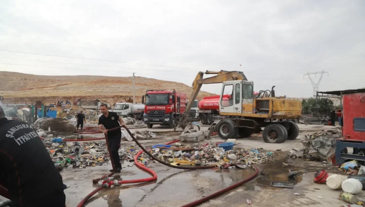 Şanlıurfa’da Geri Dönüşüm Tesisinde Yangın! Ekipler Seferber Oldu