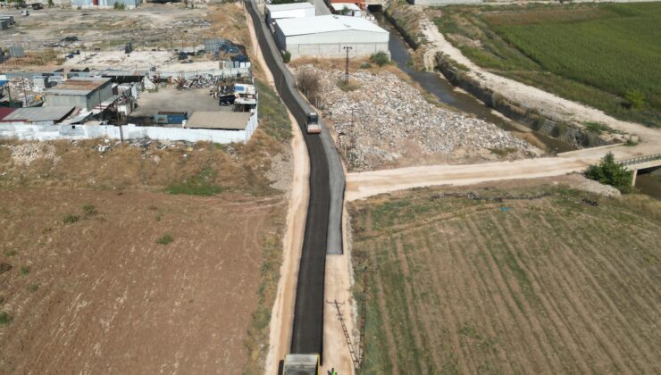 HALİLİYE’DE YOL ÇALIŞMALARI SÜRÜYOR: SIRRIN MAHALLESİ’NDE ASFALT MESAİSİ