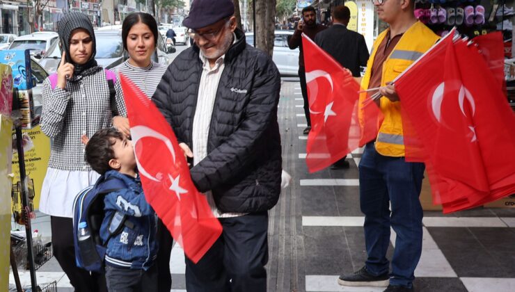 HALİLİYE BELEDİYESİ’NDEN 29 EKİM’E ÖZEL BAYRAK DAĞITIMI