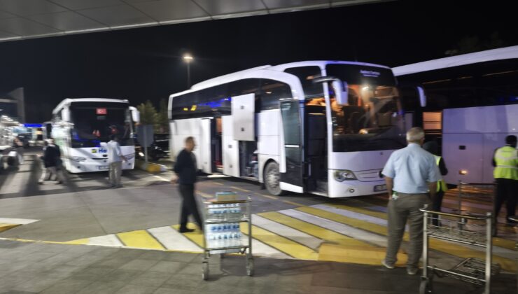 SON DAKİKA  Şanlıurfa Havalimanı’nda Yolcular Diyarbakır’a Naklediliyor
